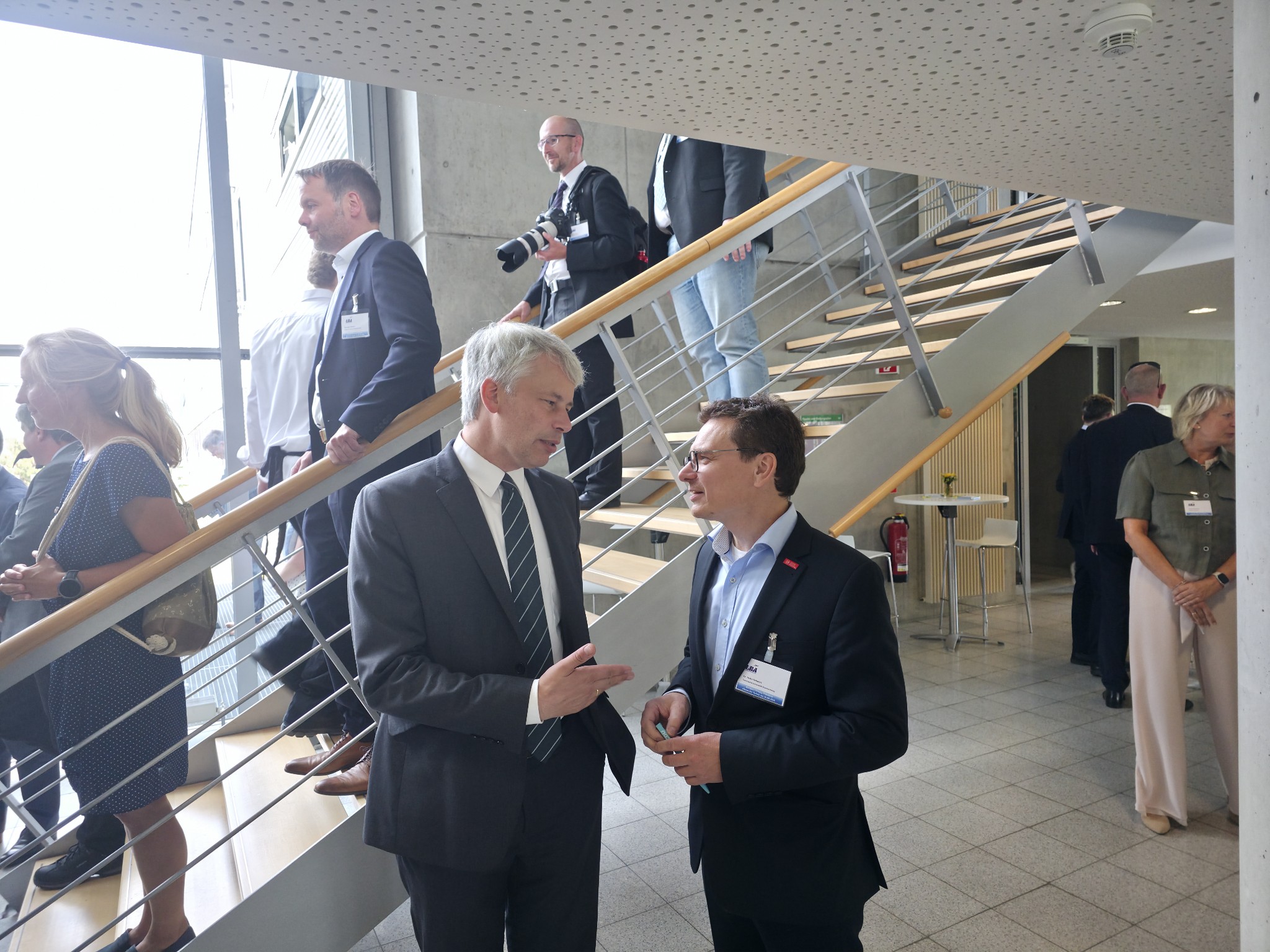 Ortsratsmitglied Dr. Heiko Schwarz im Gespr�ch mit Verkehrsminister Steffen Bilger (CDU)